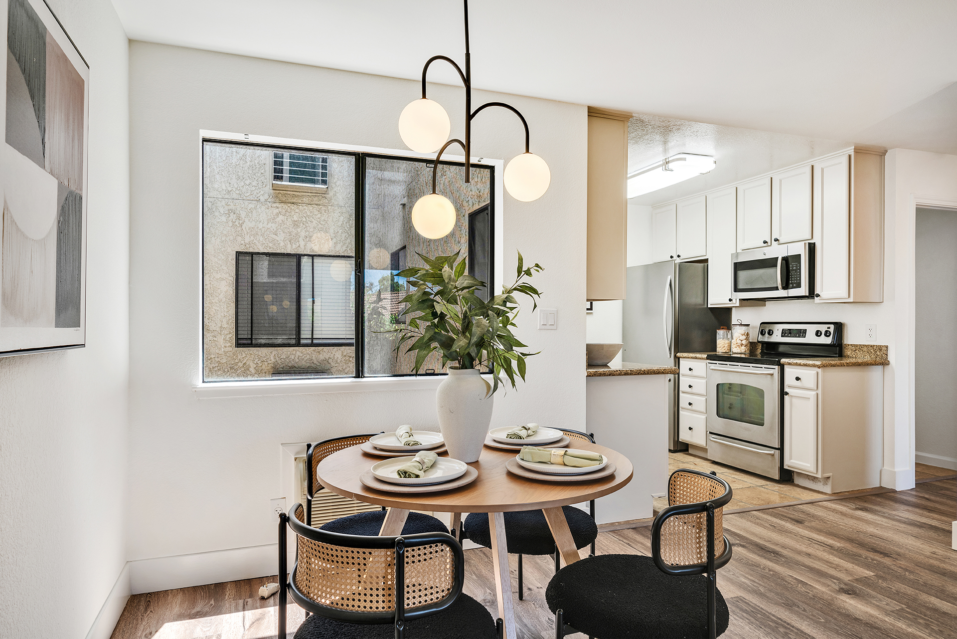 Dining area, unit 318